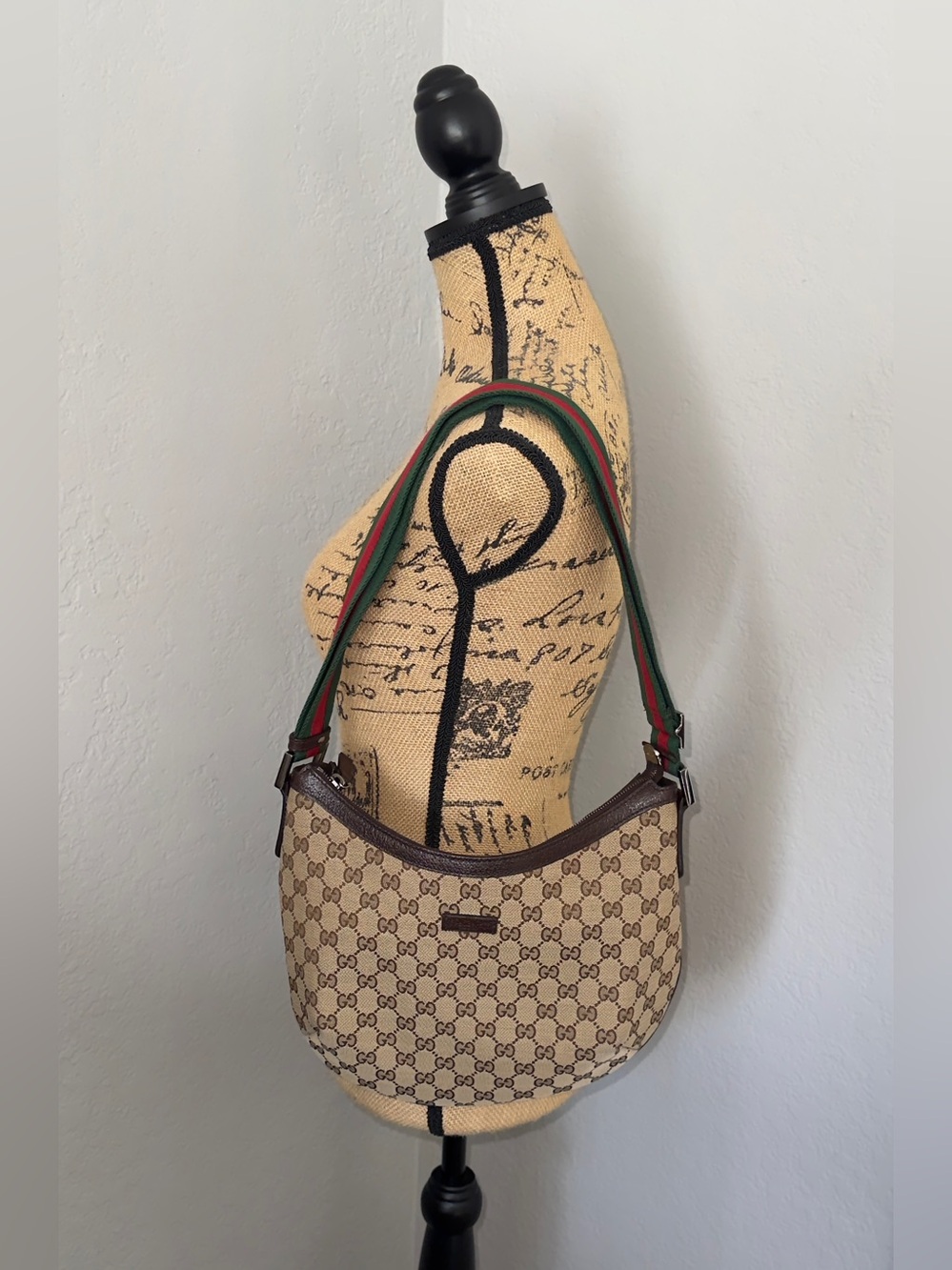 Gucci Beige/Brown Monogram Saddle Bag with Red and Green Web Strap - Picture 3 of 13